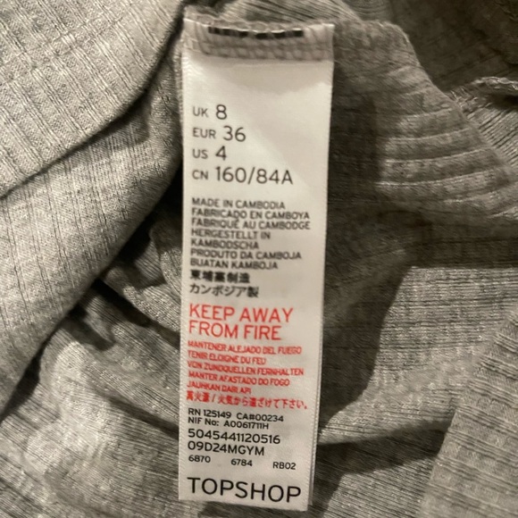 Gray crop top with black straps - Picture 3 of 4